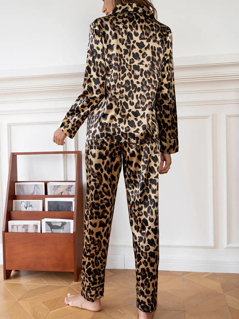 Klara – Satin-Pyjama mit Leopardenmuster