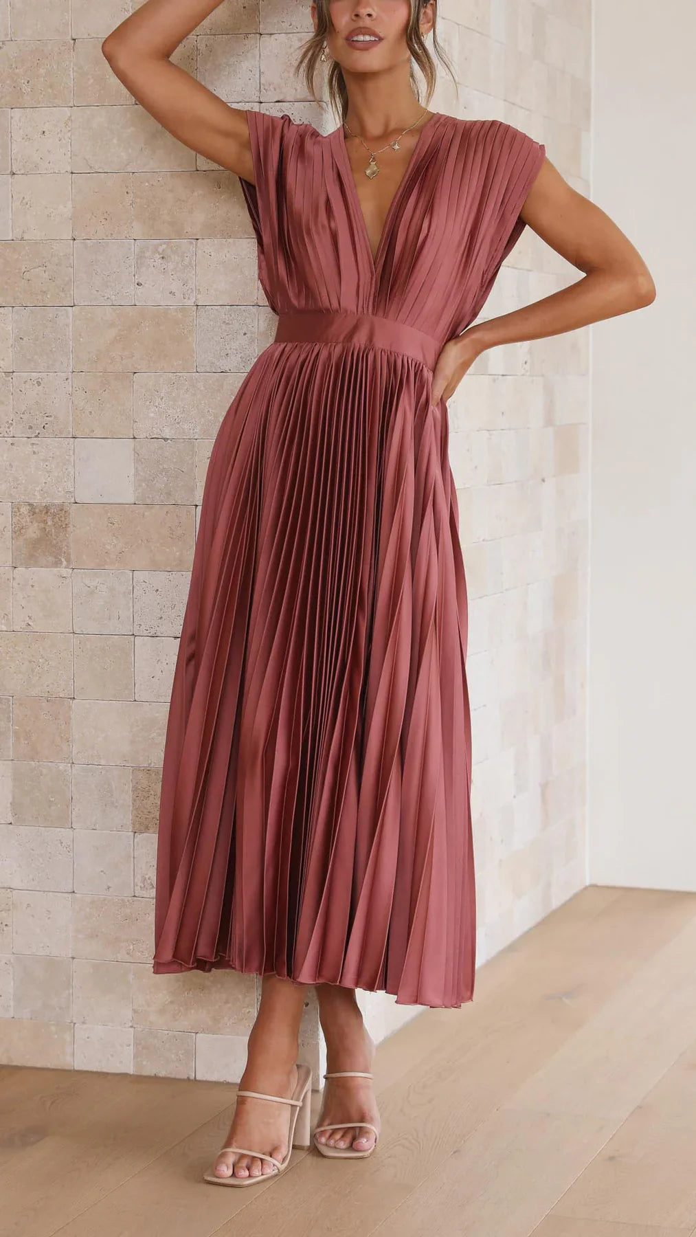 Eusebia – Elegantes Plisseekleid