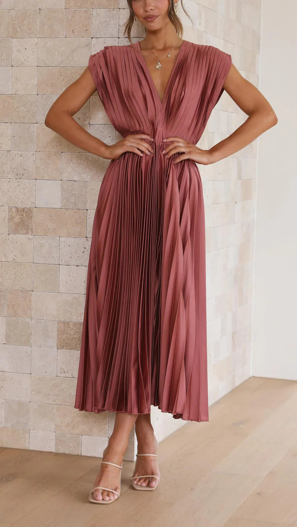 Eusebia – Elegantes Plisseekleid
