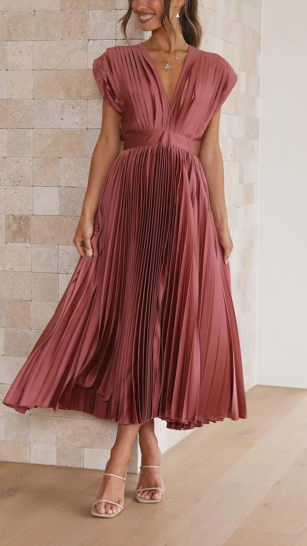 Eusebia – Elegantes Plisseekleid