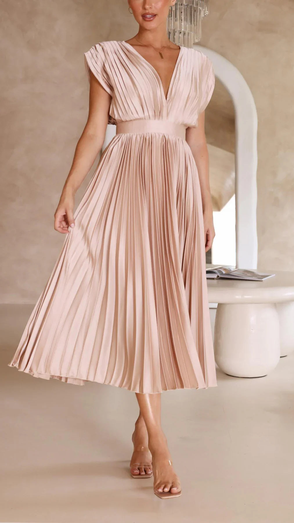 Eusebia – Elegantes Plisseekleid
