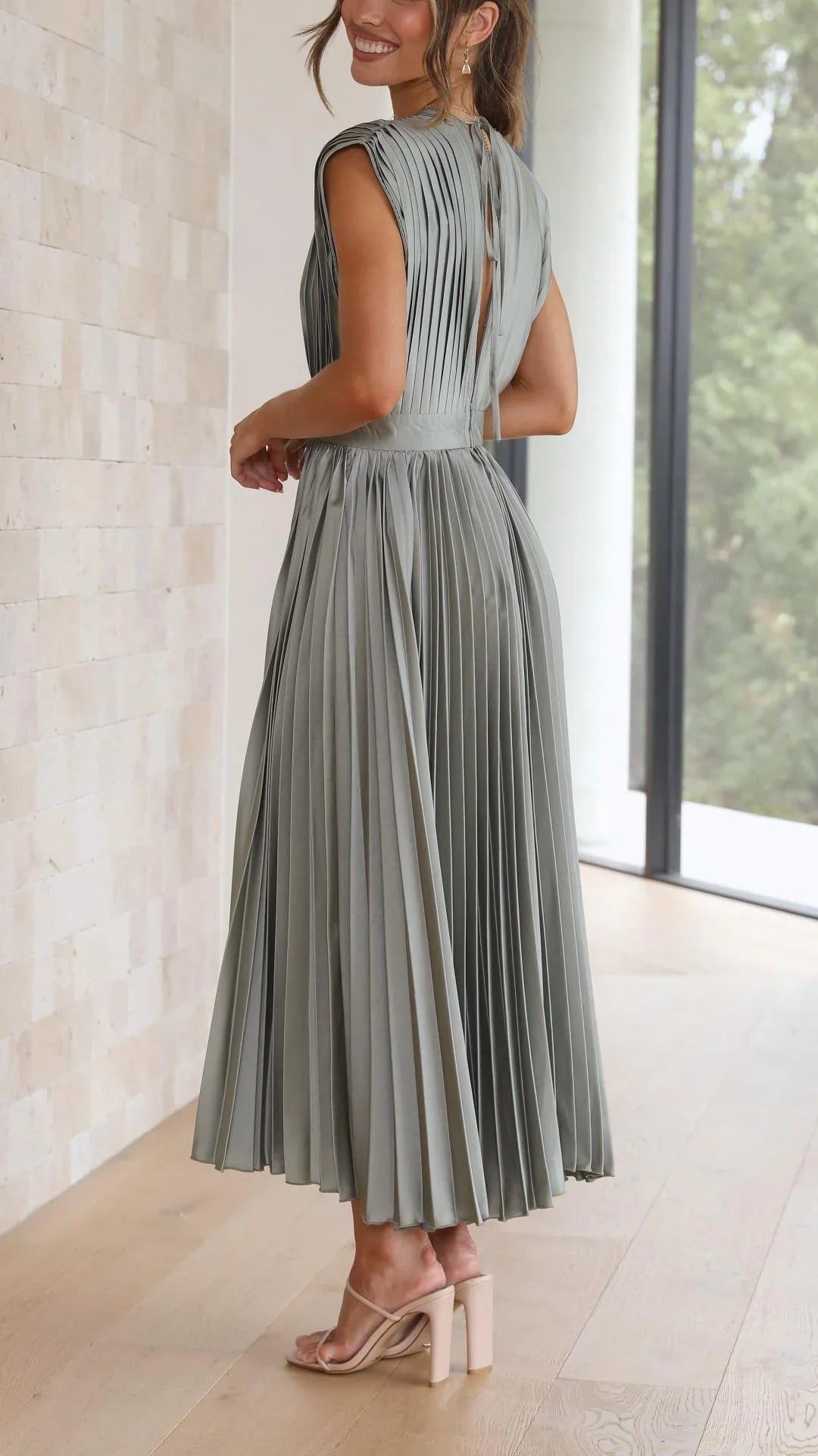 Eusebia – Elegantes Plisseekleid