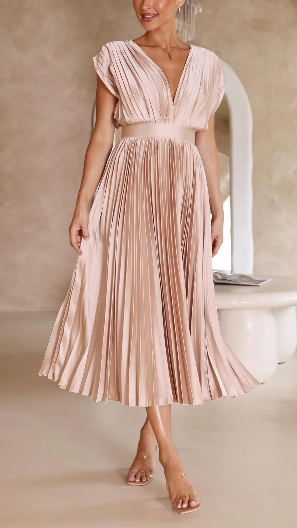 Eusebia – Elegantes Plisseekleid