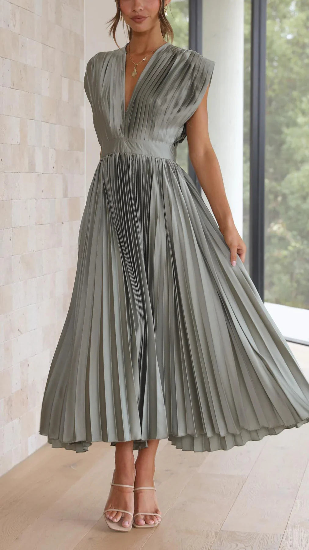 Eusebia – Elegantes Plisseekleid