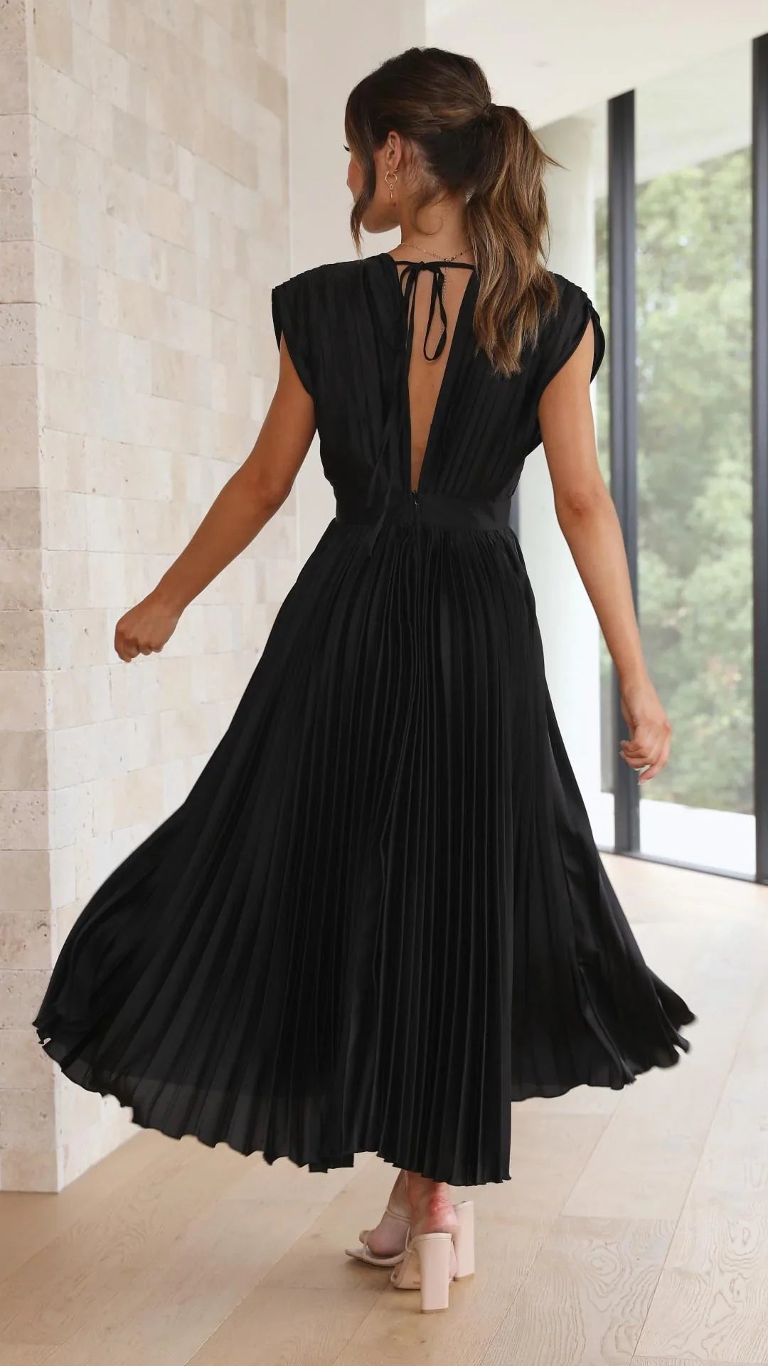 Eusebia – Elegantes Plisseekleid