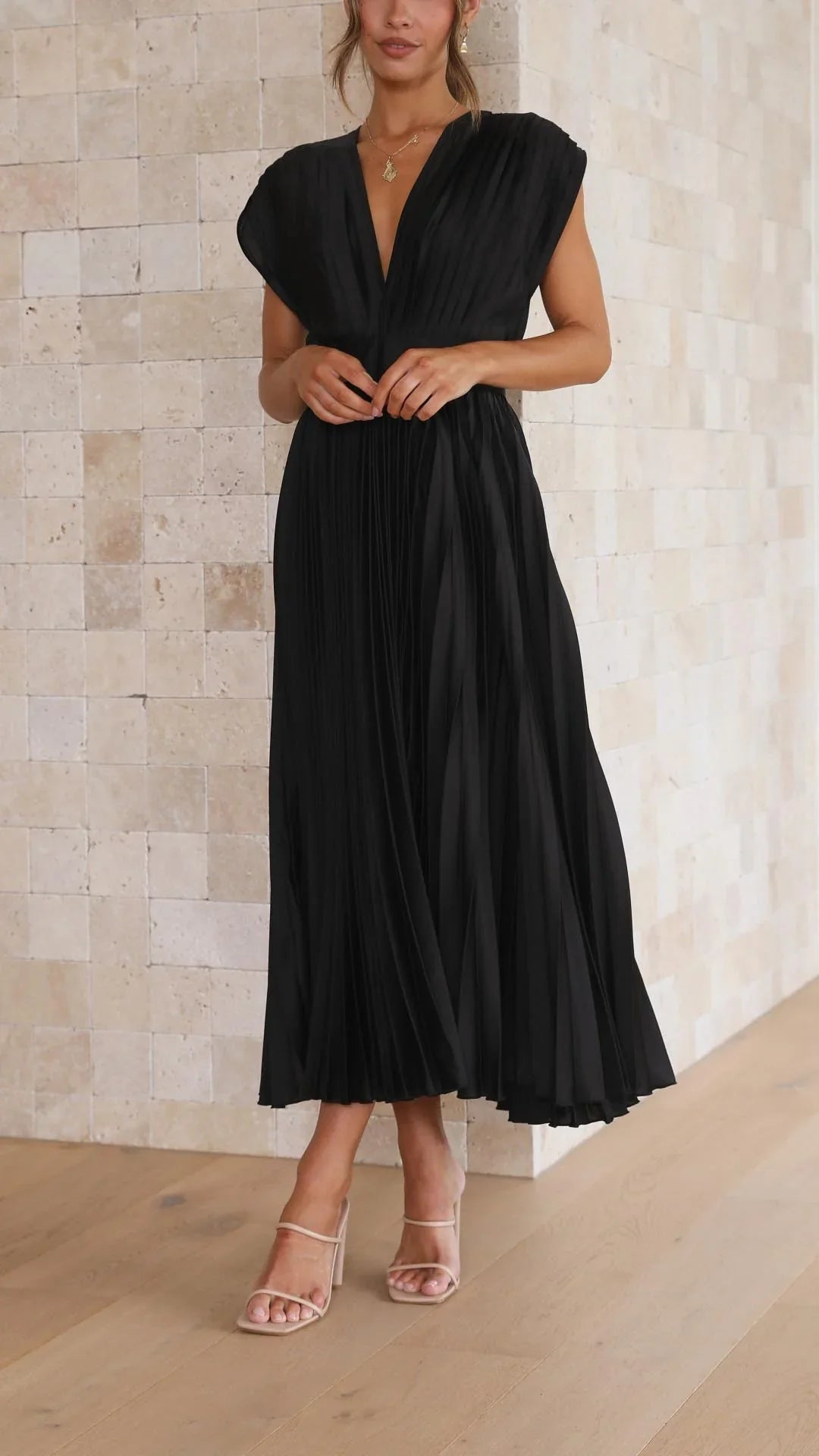 Eusebia – Elegantes Plisseekleid