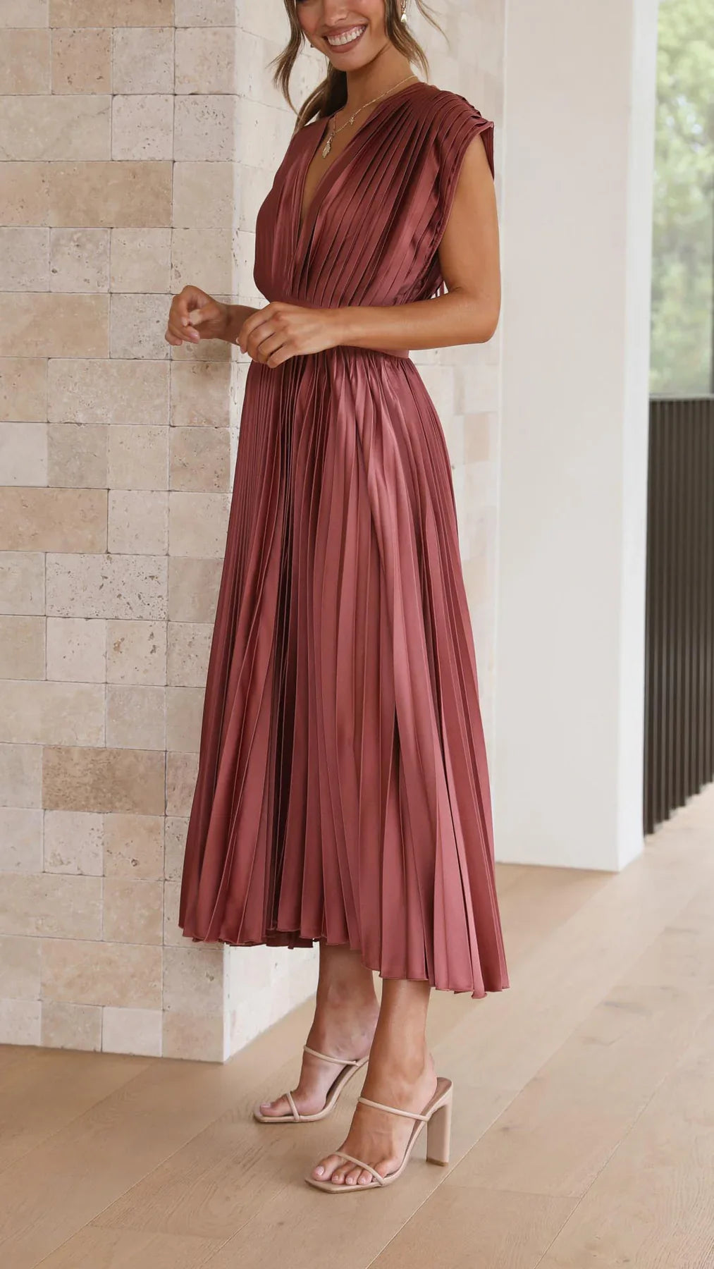 Eusebia – Elegantes Plisseekleid